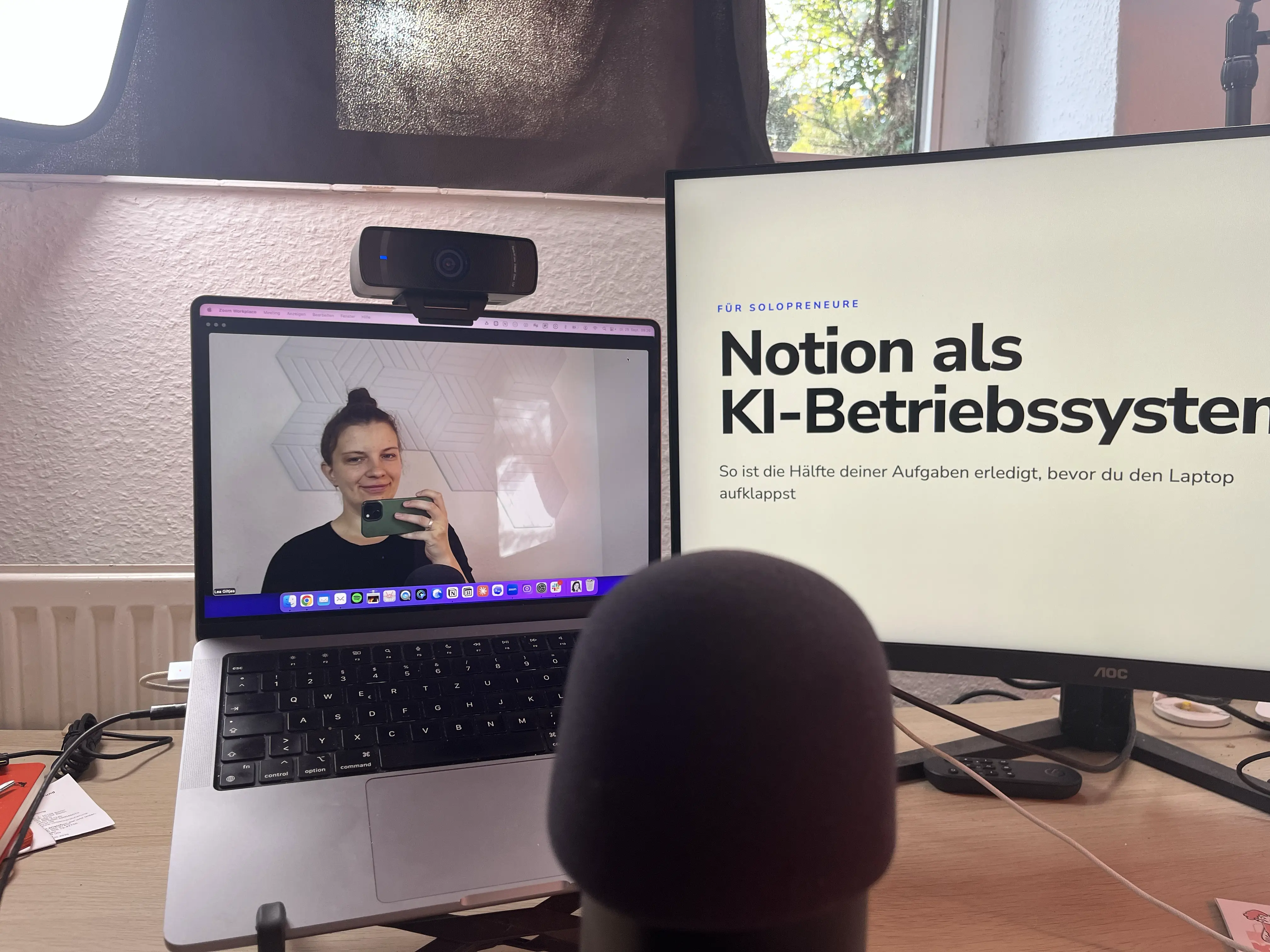 Mein Schreibtisch kurz vor dem Webinar: Laptop mit Zoom, daneben der Monitor mit der Startfolie „Notion als KI-Betriebssystem“